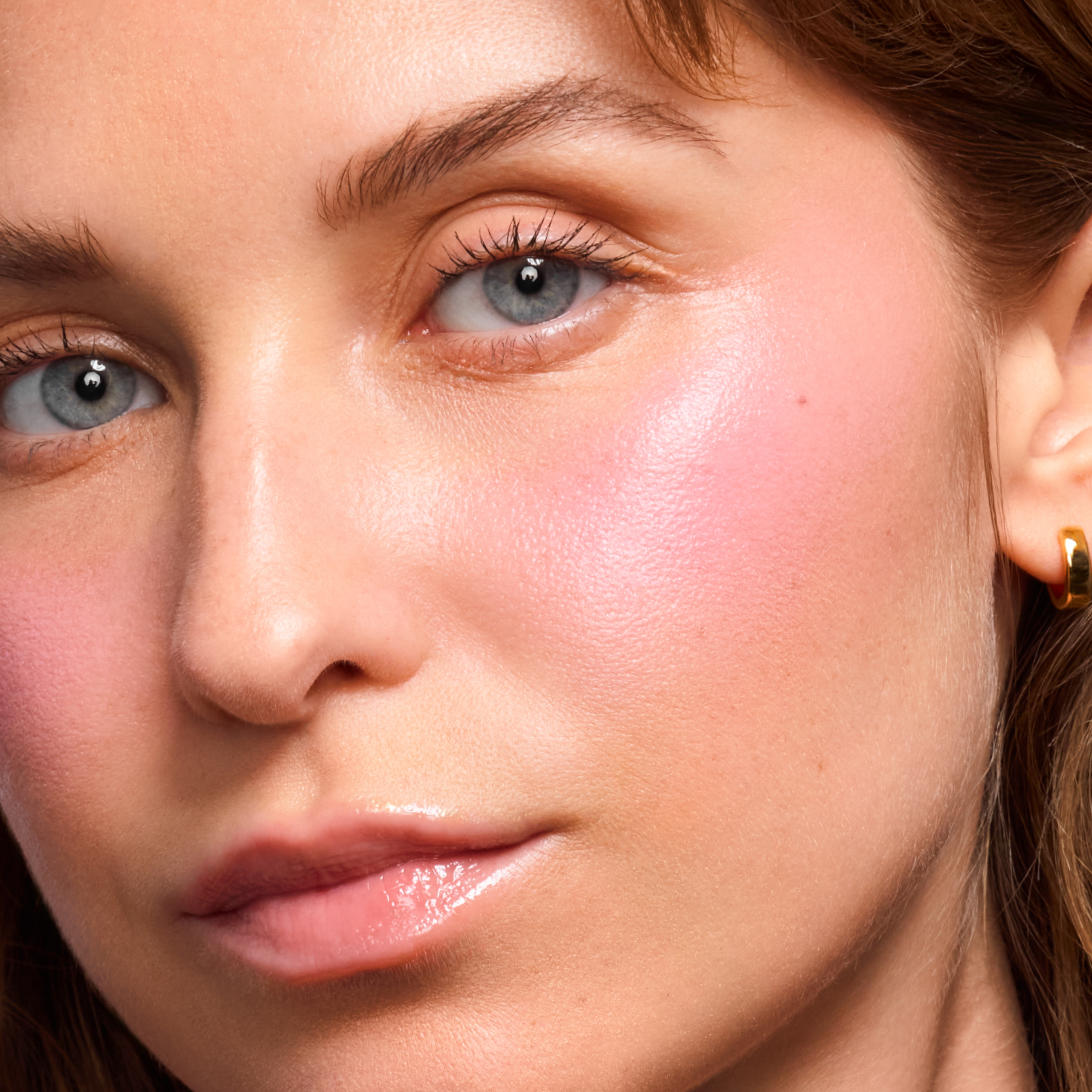 Saie_DewBlush_Baby_ModelSwatch_SH.png