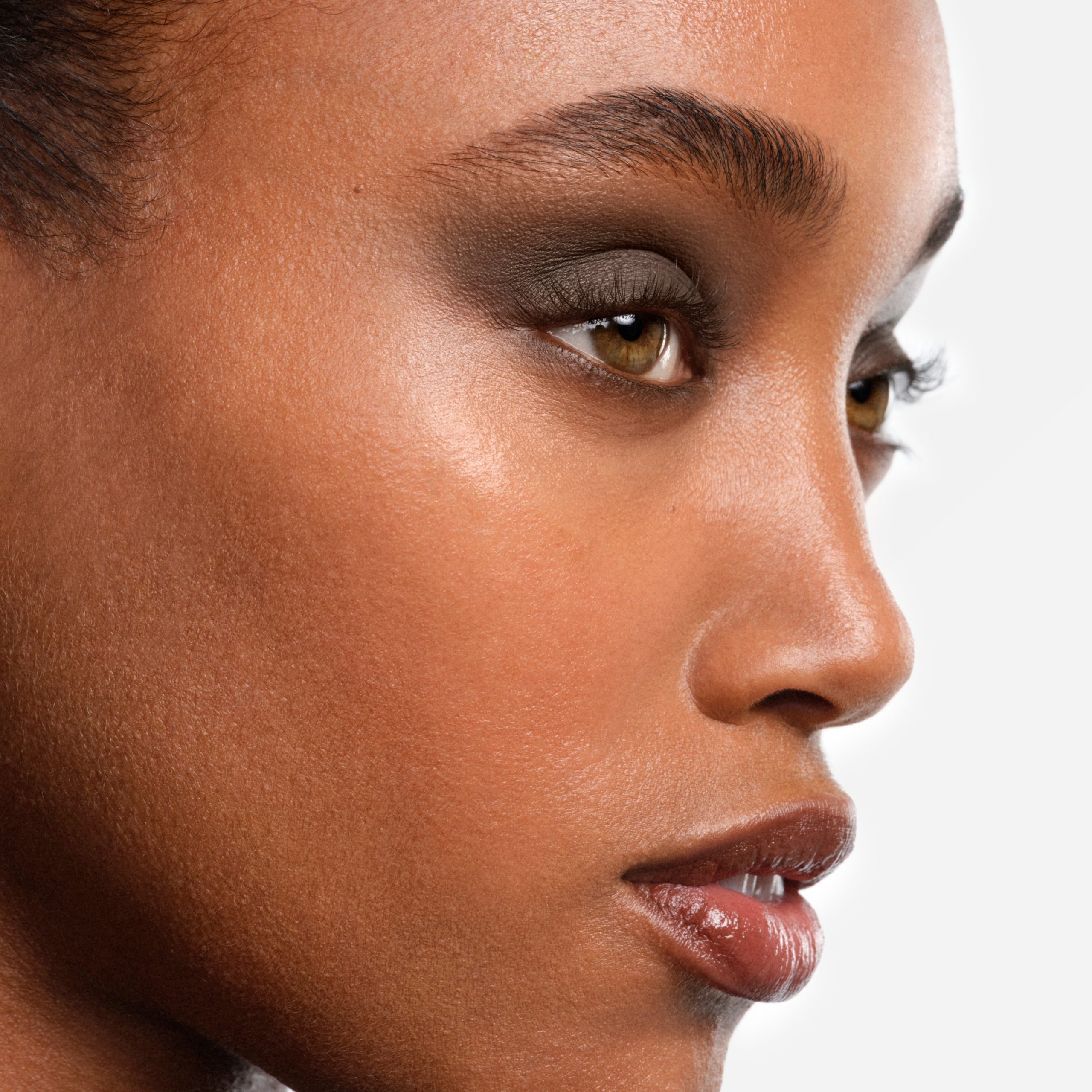Saie_SuperSuedeEyeshadow_Tiramisu_Model.jpg